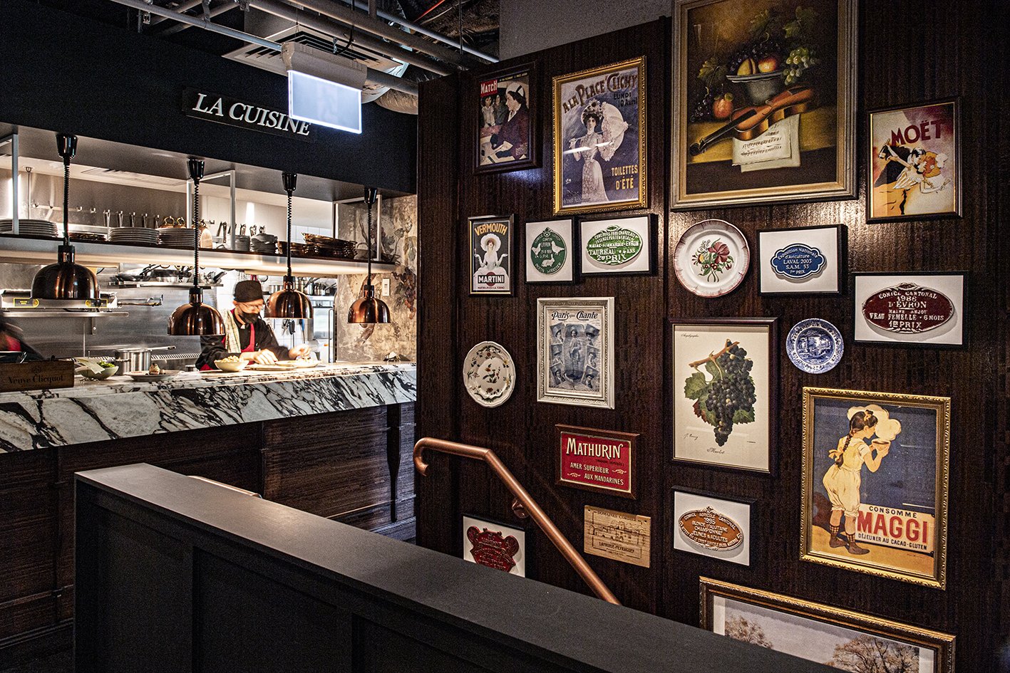 Bouillon L'Entrecôte interior with French posters